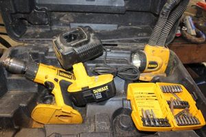 lot 94 image: Dewalt cordless drill, flashlight set