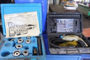 lot 147 image: Inspector electronic leak detector plus transmission bushing service set