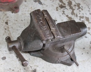 lot 148 image: Bench mount vice