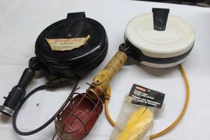 lot 151 image: Snap-On and Bayco self retracting trouble lights