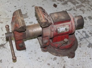 lot 153 image: Bench mount vice