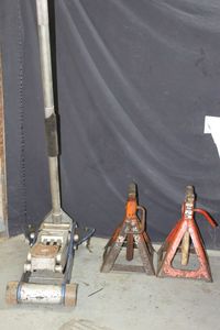 lot 162 image: Blue Point floor jack and two 5 ton jack stands