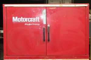 lot 185 image: Motorcraft locking metal utlity cabinet with keys