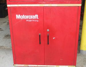 lot 186 image: Motorcraft locking metal utlity cabinet with keys