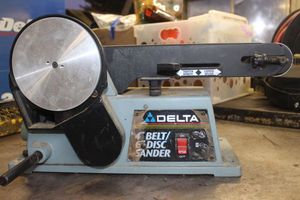 lot 194 image: Delta beltdisc sander