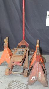 lot 204 image: 2-12 ton floor jack and three jack stands