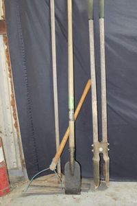 lot 231 image: Post hole shovel and other gardening tools
