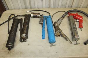 lot 257 image: Pneumatic and manual grease guns