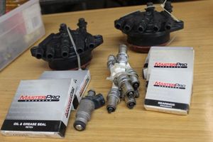 lot 291 image: Master Pro distributor caps and spark plugs