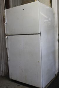 lot 324 image: GE freezerrefrigerator currently in use, pick up August 31st