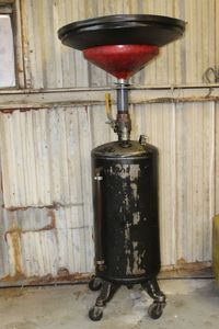 lot 302 image: Auto fluids drainage holder