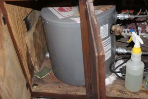 lot 376 image: Small hot water tank approx. 5 gallons
