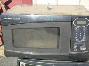 lot 23 image: sharp microwave very clean and works great