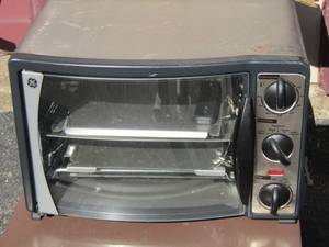 lot 24 image: GE toaster oven very clean and works