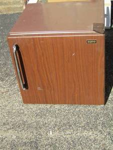 lot 25 image: SANYO mini fridge Model #sr-170x ( unknown working condition)
