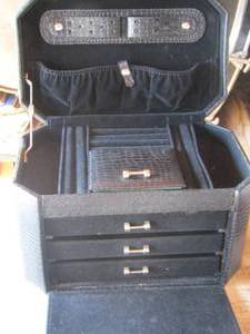 lot 19 image: Traveling jewelry box
