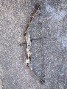 lot 32 image: WHITETAIL II BEAR COMPOUND BOW