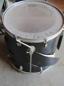 lot 62 image: LUDWIG  Rockers brand  FLOOR TOM Drum  1716 ( NOTE THE SIDE IS SPLITING)