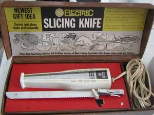 lot 97 image: GE electric slicing knife in case