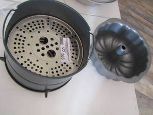 lot 105 image: Bundt and cake pans