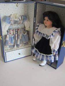 lot 5 image: Baby doll comes with luggage &  housing- extra clothes in mint condition