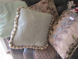lot 117 image: lot throw pillows