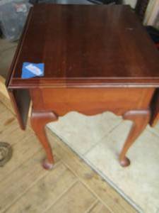 lot 14 image: Ethan Allen side table with side pieces that go  up and or down