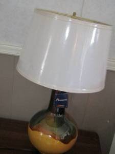 lot 151 image: Beautiful Table lamp (NEW) with shade in mint condition