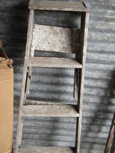 lot 160 image: ALUMINUM STEP LADDER 5 FT