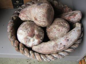 lot 193 image: FRUIT BASKET DECOR