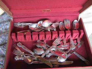 lot 211 image: Silverware box full of Silverware ROGERS BROS.  REINFORCED PLATE