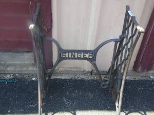 lot 224 image: Singer Sewing Machine FRAME ONLY, metal