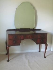 lot 220 image: Beautiful VINTAGE Vanity ( 43W X 30H X 18D) 5 DRAWERS with ORNATE Mirror - Mint condition