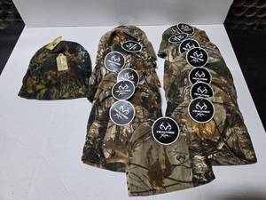 lot 625 image: Lot of 17 Realtree & Mossy Oak Camo Beanies