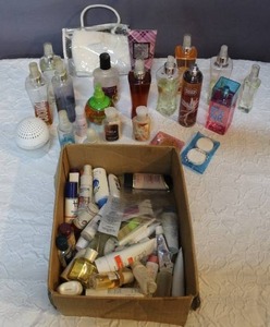 lot 52 image: Tote full or perfumes lotions and more see pictures