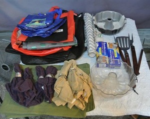 lot 74 image: Kitchen lot reusable bags placemats, washable napkins and napkin rings slow cooker liners and more see pictures