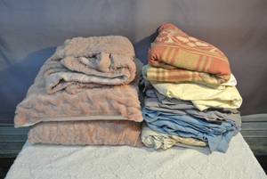 lot 87 image: Small throw with pillows blankets and sheets