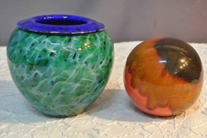 lot 116 image: Italian blown glass vessel 1950s  and a decorative orb