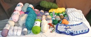 lot 232 image: Lot of yarn and more see pictures