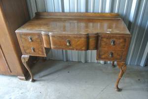lot 260 image: Antique English Queen Anne Style Writing Desk.