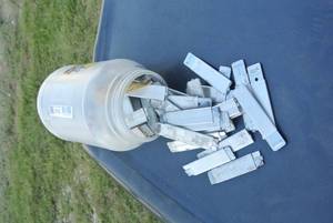 lot 270 image: Tub full of razor blade cutters