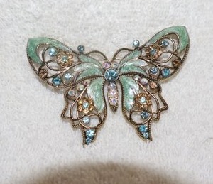 lot 133 image: Jewelry, animal themed Butterfly jewel and enamel pin