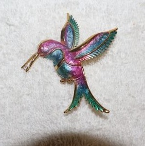 lot 134 image: Jewelry, animal themed Hummingbird pin