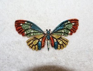 lot 135 image: Jewelry, animal themed Butterfly jewel pin