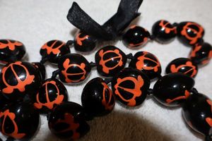 lot 139 image: Jewelry, animal themed Turtle painted Brazilian nut necklace