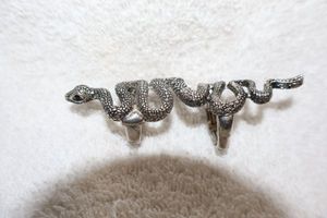 lot 142 image: Jewelry, animal themed snake double knuckle ring
