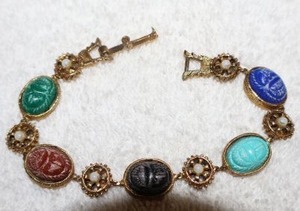 lot 150 image: Jewelry, animal themed carved bead bracelet