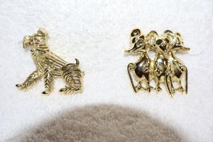 lot 154 image: Jewelry, animal themed 3 blind mice and dog pins