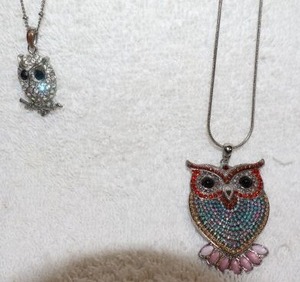 lot 158 image: Jewelry, animal themed owl colorful pendant necklaces