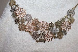 lot 163 image: Jewelry, animal themed metal flower cluster necklace